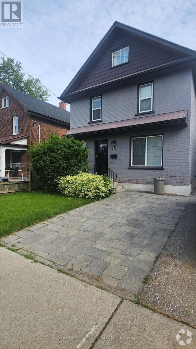 Building Photo - 251-251 Bruce St