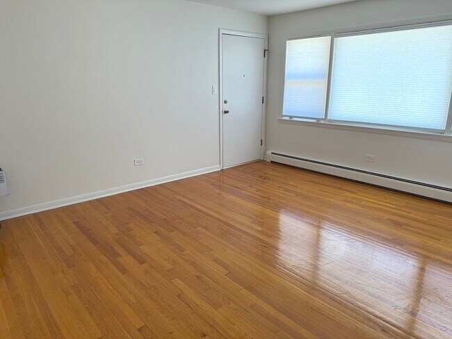 Foto del edificio - 8300 W Forest Preserve Dr
