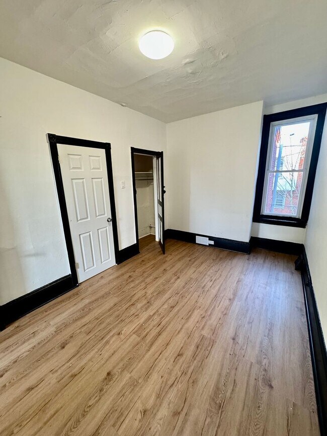 Building Photo - 3 Bedroom Home Available Now