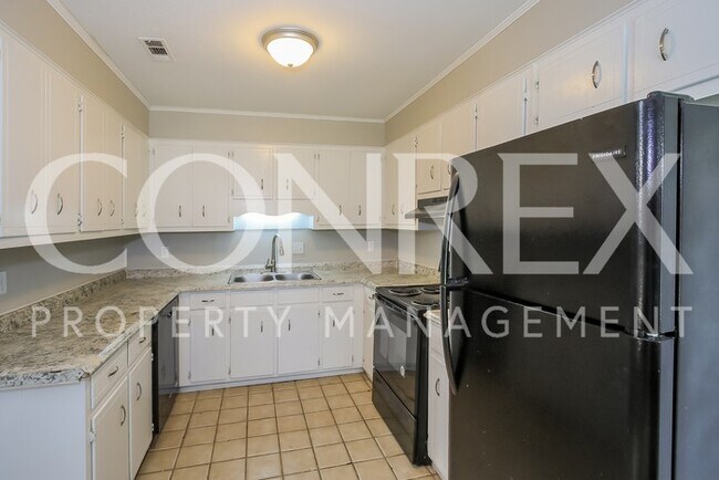 Building Photo - Quaint Three Bedroom w/Garage