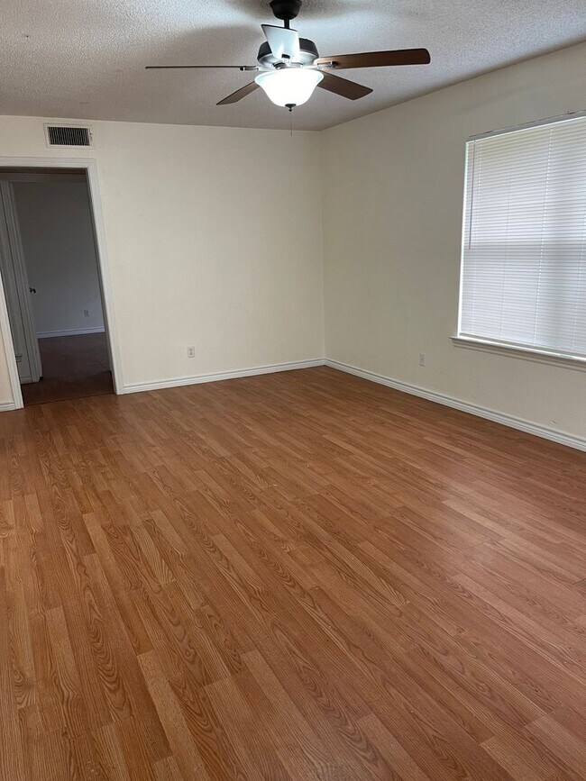 Foto del edificio - 4 Bedroom 2 Bathroom House