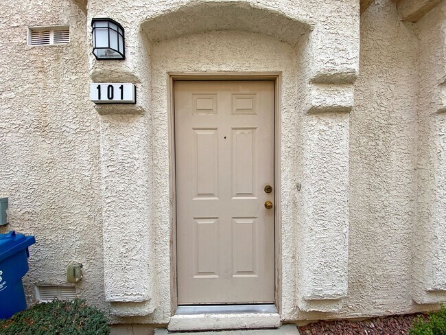 Foto del edificio - 2 BEDROOM 2 BATH TOWNHOME IN GATED COMMUNITY