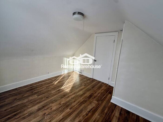 Building Photo - Efficency Upper Duplex Unit Avail NOW