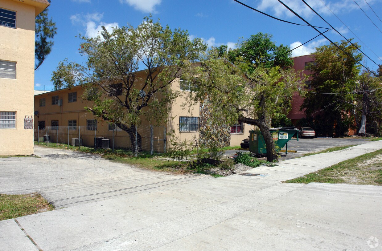 Foto del edificio - 2561 NW 135th St