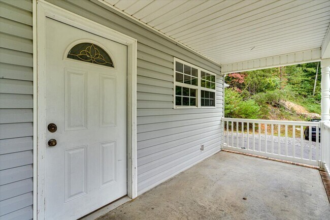 Building Photo - Charming 3-Bed / 2-Bath Home