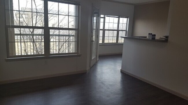Foto del edificio - Comfortable Condo Living with Garage, Pool & Fitness Center Access