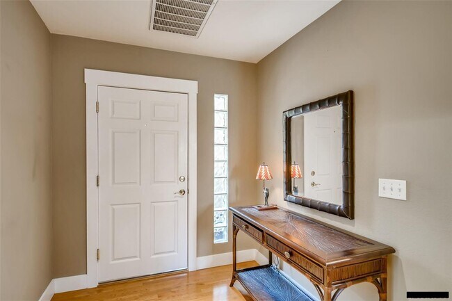 Foto del edificio - 6000 W Floyd Ave