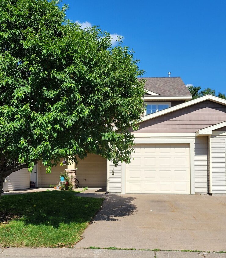 Foto principal - 3 Bedroom Townhouse - Middle Unit