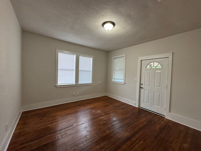 Building Photo - 337 Robinson Pl