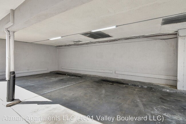 Foto del edificio - 4905 W Adams Blvd