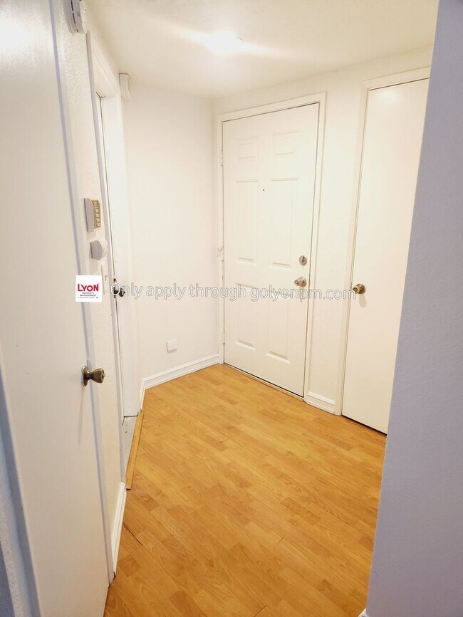 Foto del edificio - Spacious Townhome - Available 11/15/2024!