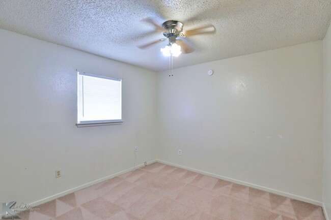 Building Photo - 3/2/2 DUPLEX near ACU!