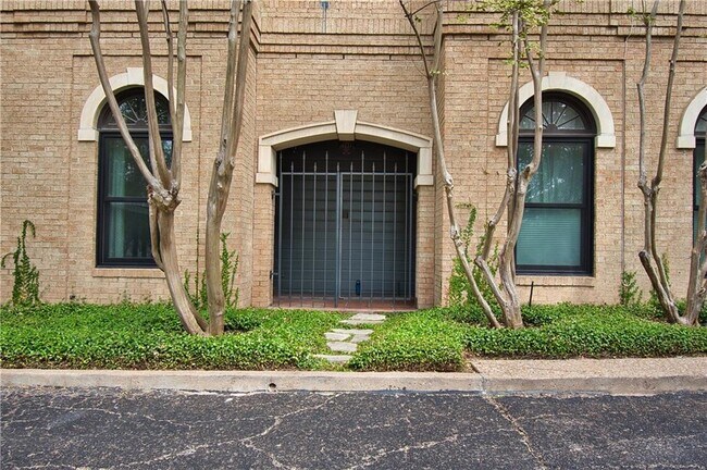 Foto del edificio - 1502 W 5th St