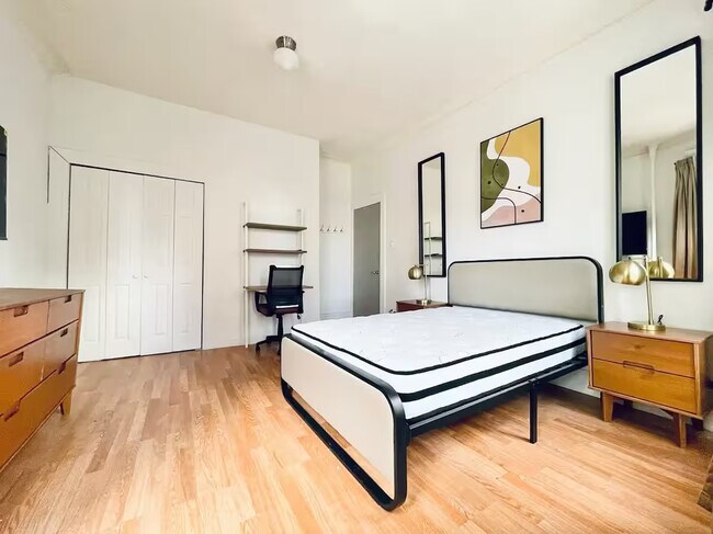 Building Photo - Furnished room/NOT APARTMENT