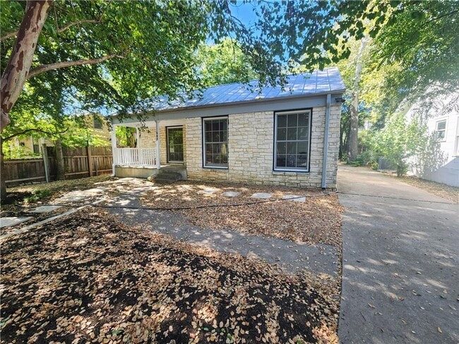 Building Photo - 407 Zennia St