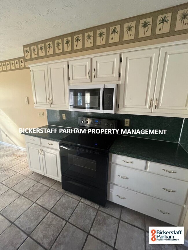 Building Photo - Schomburg Road!