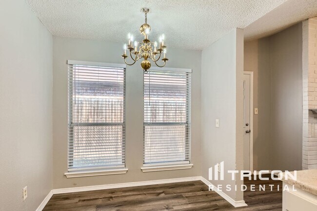 Foto del edificio - 1102 Glen Creek Dr