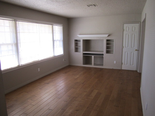 Building Photo - 2749 Cambridge Ct