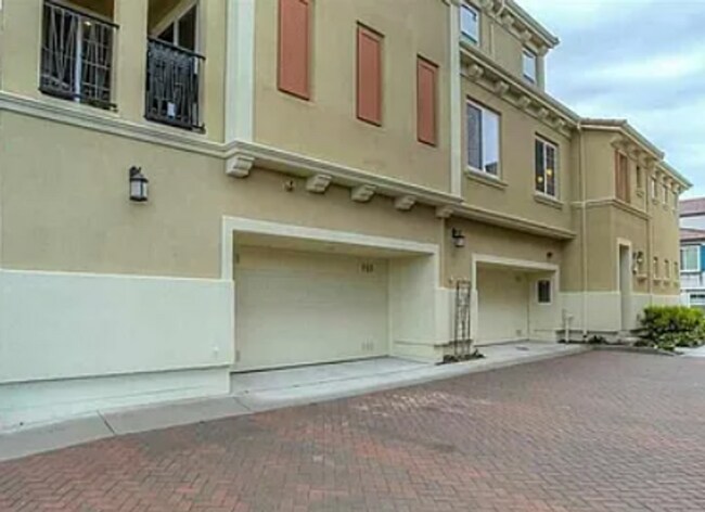 Building Photo - EPIC REA - Modern-Style 3 BR/3BA townhouse...