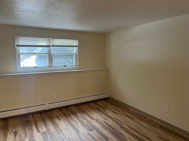 Building Photo - 2-11 Briarwood Dr