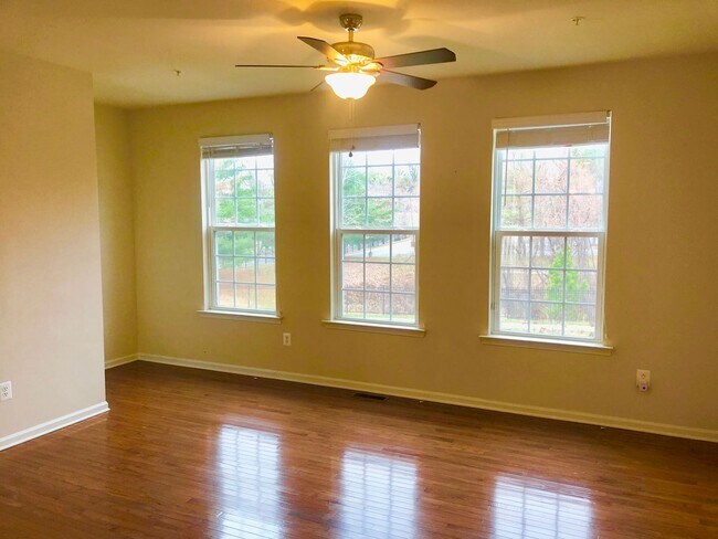 Building Photo - Gorgeous 3 Bedroom Townhouse in Capitol He...