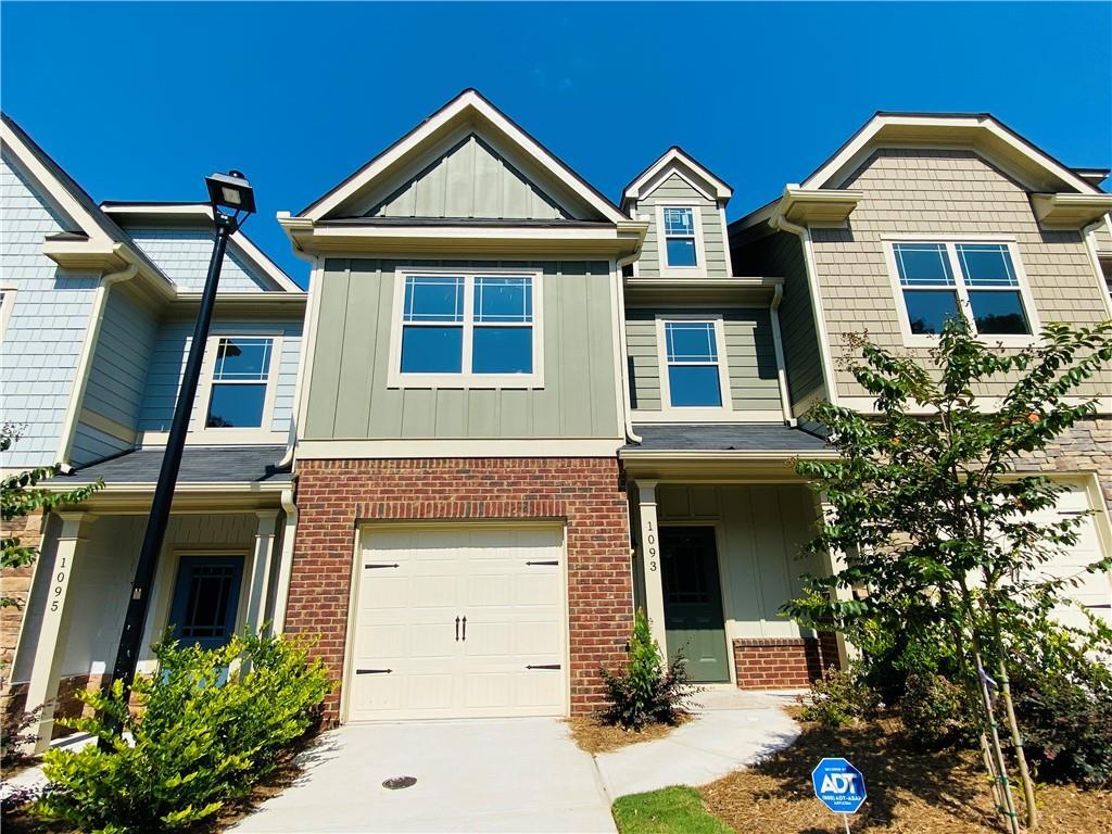 Foto principal - 1093 N Village Dr