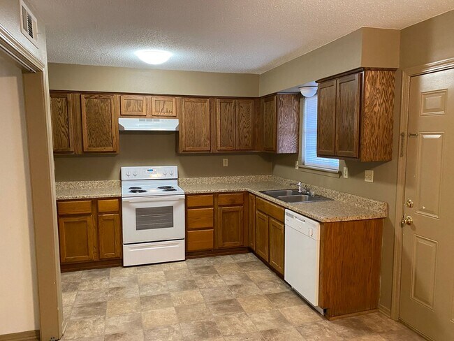 Foto del edificio - Come look at this 3-bedroom 1.5-bathroom home.