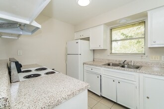 Building Photo - 4021 Briar Hollow Dr