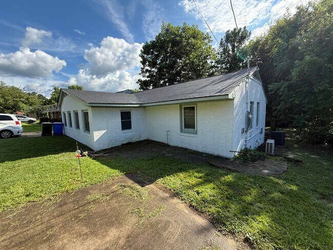 Building Photo - 1730 Wellons Dr