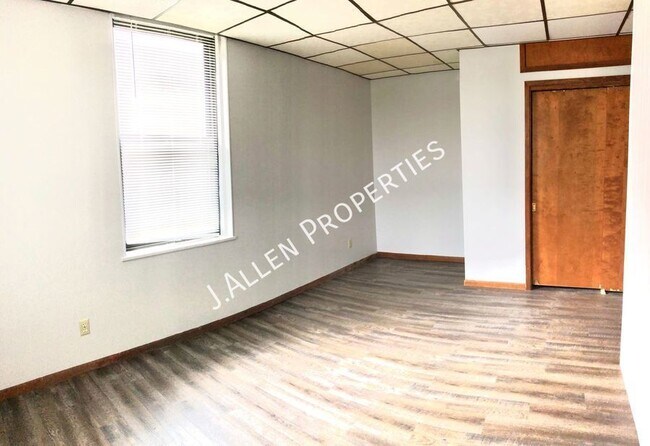 Foto del edificio - Spacious 2 bed in Charming Building