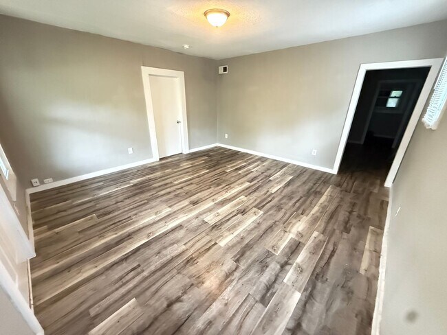 Foto del edificio - 2137 N Delaware Ave