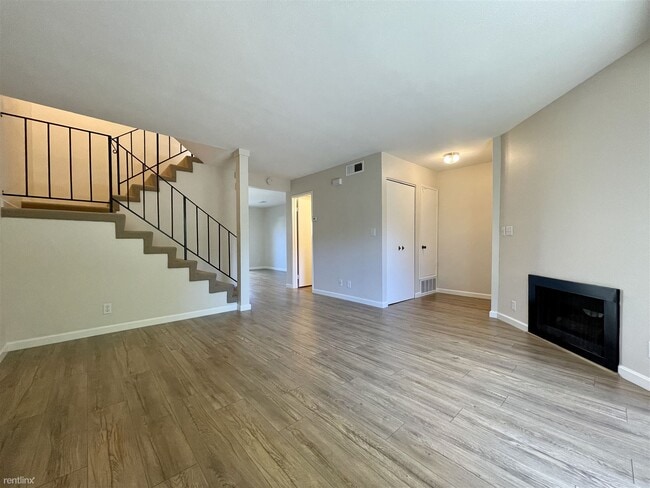 Building Photo - 3 br, 2.5 bath Townhome - 3157 Payne Avenu...