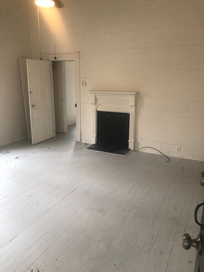 Building Photo - Charming Historic 1-Bedroom Cottage in the...