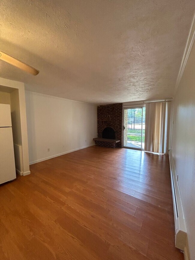 Foto del edificio - Ground Floor 1 BR/1 BA in Secured Bldg!