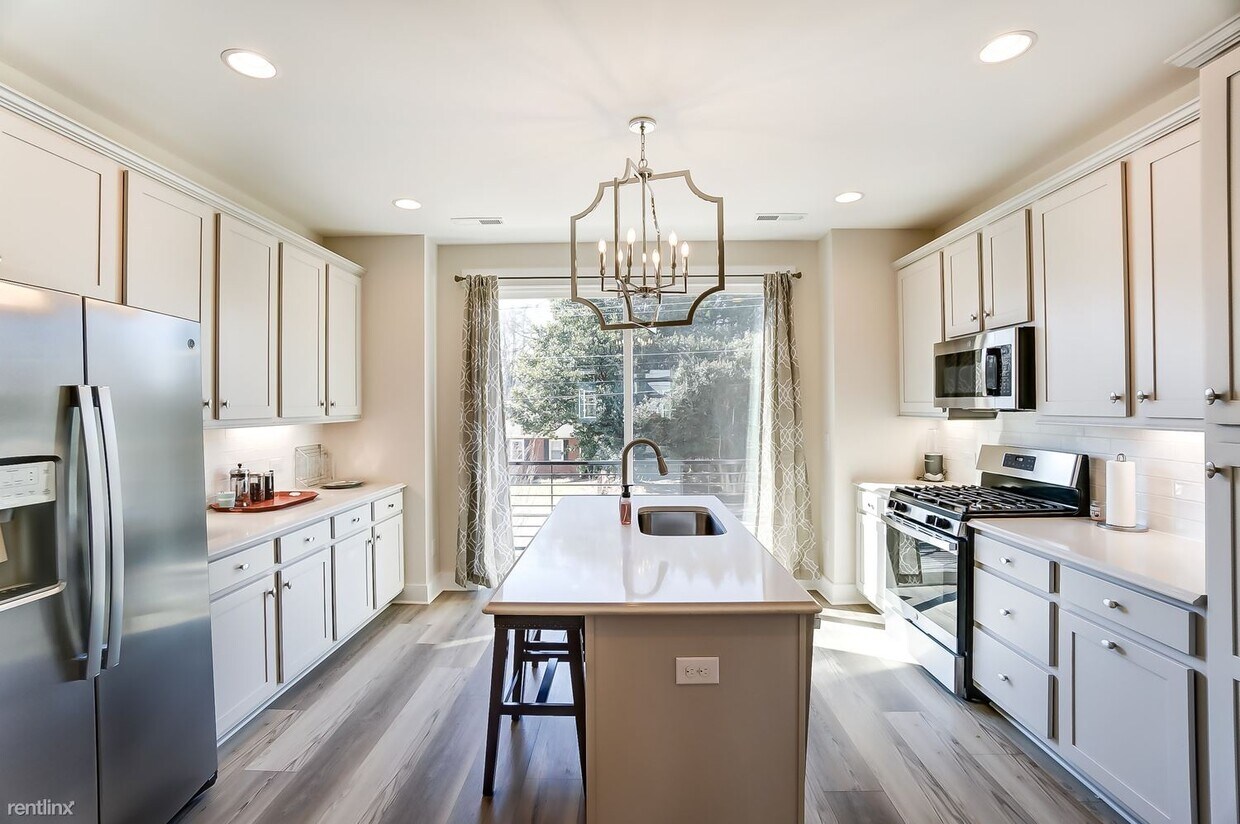 Foto principal - 2 br, 2.5 bath Townhome - 1011 East 36th S...