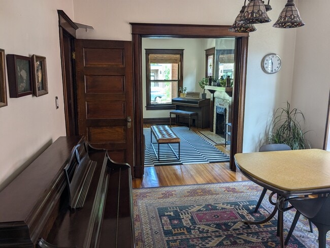 Comedor a Sala de Estar - 69 S Pearl St