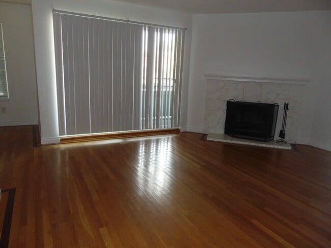 Building Photo - Immaculate 2BR/1BA Condo, Great Location!