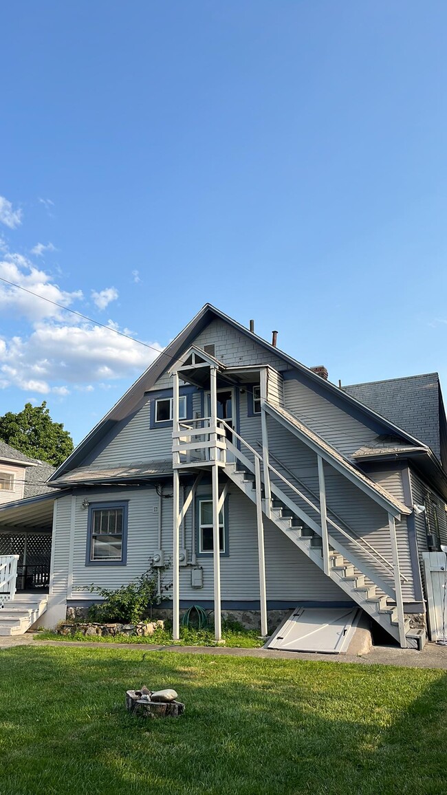 Entrance to Unit B - 303 E Baldwin Ave