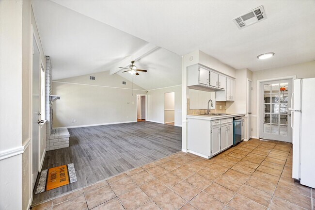 Foto del edificio - 13746 Drakewood Dr