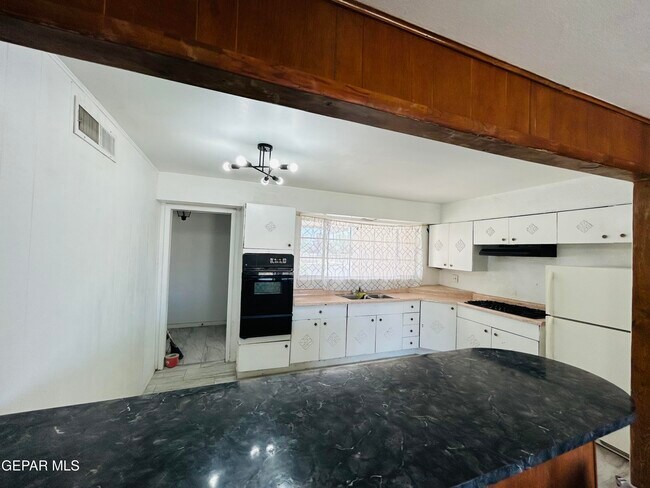 Foto del edificio - 521 Balboa Rd