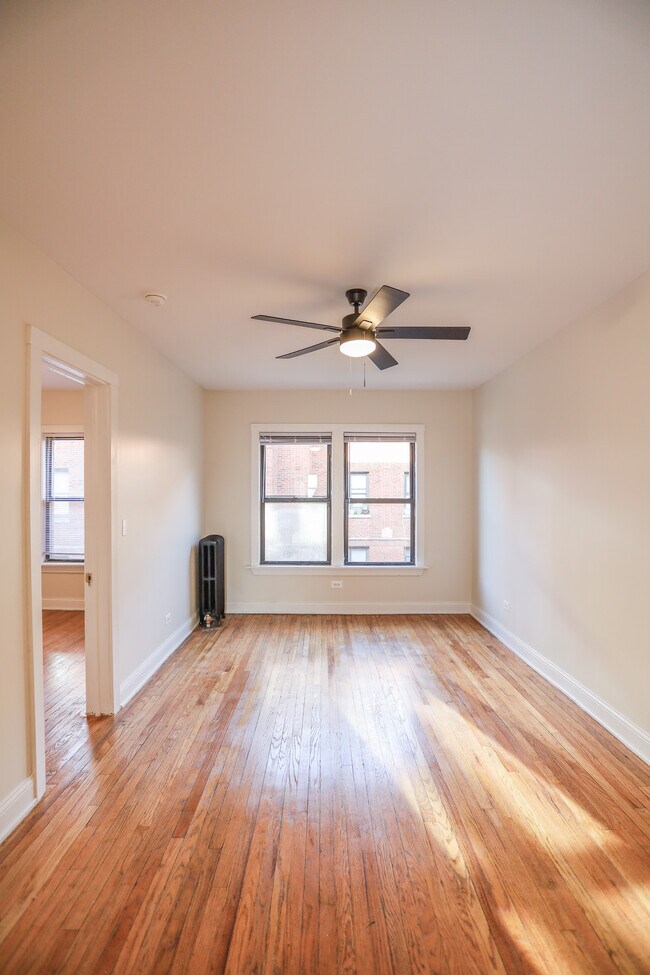 Building Photo - 1702 W Albion Ave
