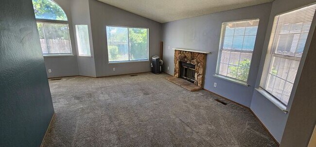 Building Photo - 3 bed 2 bath 2 car Garage Northwest Reno H...