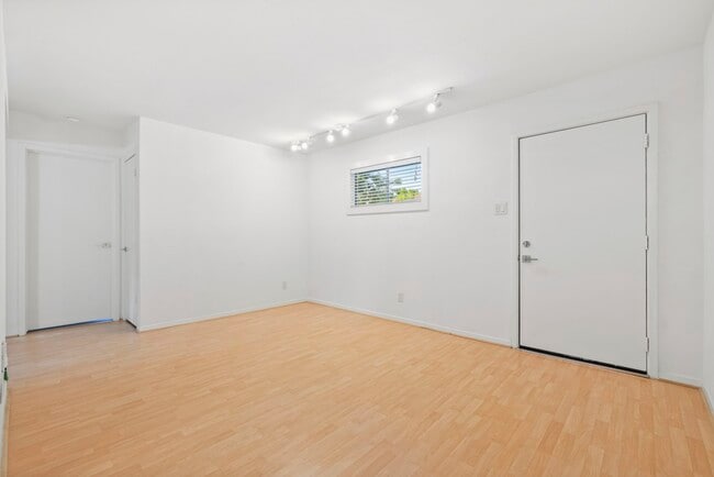 Building Photo - 217 E 12th St