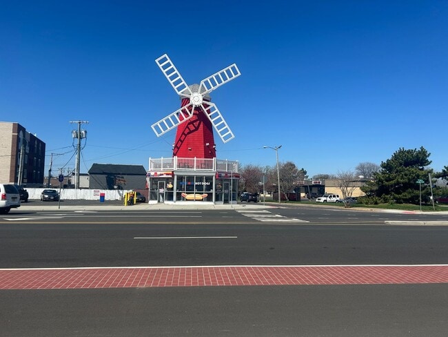 Building Photo - Large 5 Bedroom Single Family House Available in Long Branch!