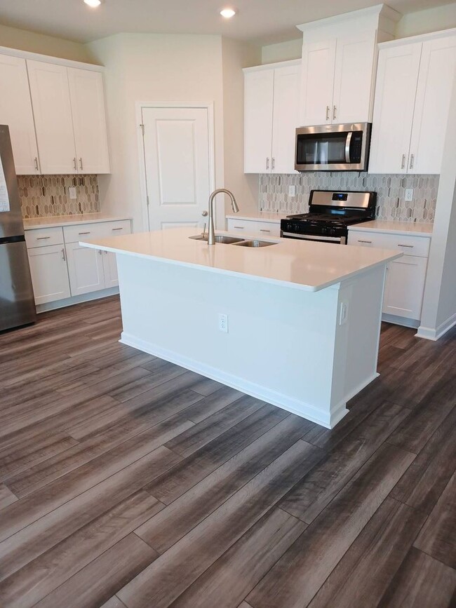 Building Photo - Beautiful 2022 Built 5 Bedroom Home with G...