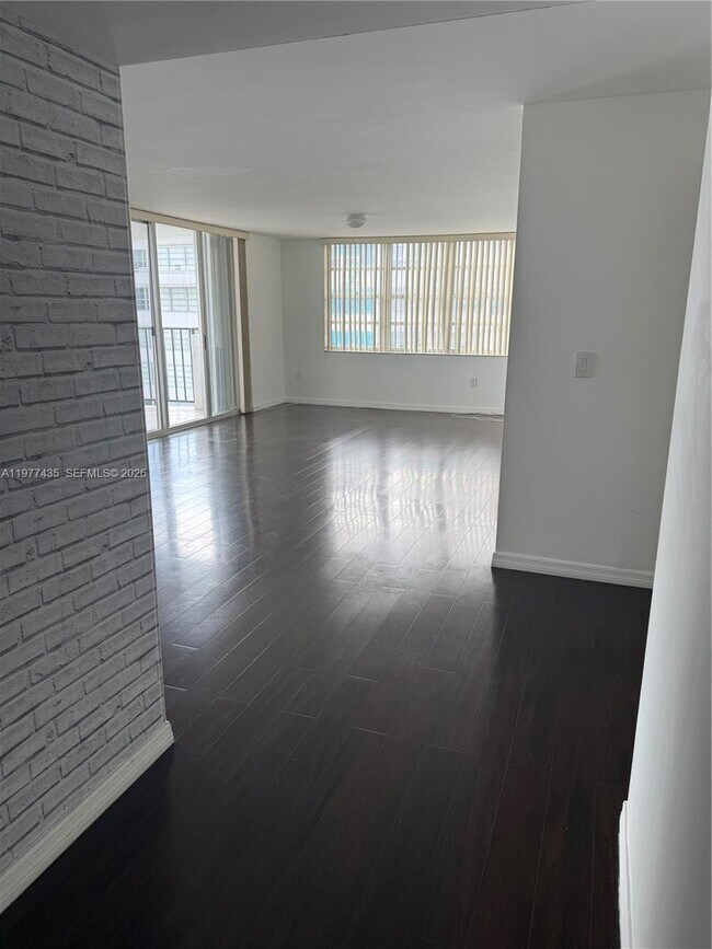 Foto del edificio - 2750 NE 183rd St