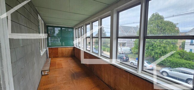 Building Photo - Nice and affordable 4 bed 1 bath available...