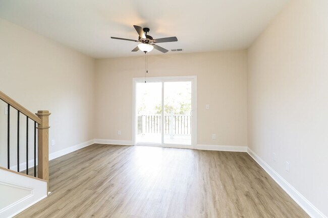 Foto del edificio - Beautiful 3BR 3.5BA Townhome w/ Full Appliance Kitchen • Garage Parking in West End