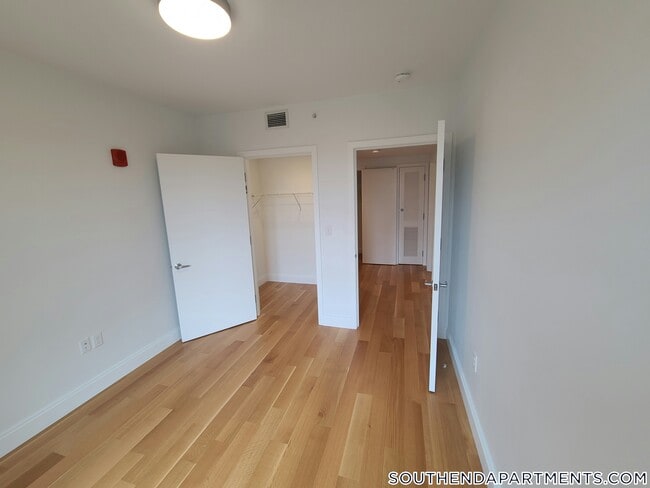 Foto del edificio - 150 Camden St