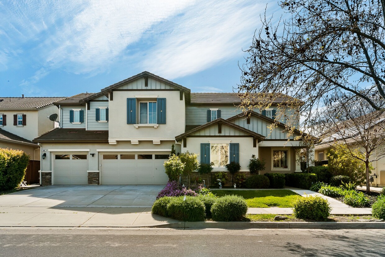 Primary Photo - 1081 Clear Lake Dr